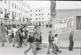 Manifestación de madres en el barrio Amate pidiendo colegios – 05