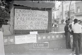 Carteles y jóvenes exigiendo la mayoría de edad y derecho al voto a los 18 años y anunciando e...