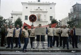 Concentración de trabajadores de las empresas auxiliares de Astillero protagonistas de un encierro