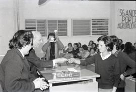El dirigente comunista Manuel Delicado entregando carnés del PCE a universitarios – 02