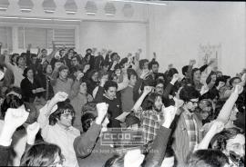 El dirigente comunista Manuel Delicado entregando carnés del PCE a universitarios – 05