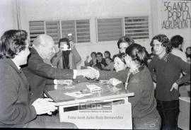 El dirigente comunista Manuel Delicado entregando carnés del PCE a universitarios – 01
