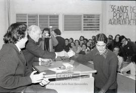 El dirigente comunista Manuel Delicado entregando carnés del PCE a universitarios – 03