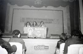 Acto de la Organización por la Liberación de la Mujer por el 8 de marzo en un teatro
