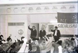 El dirigente comunista Manuel Delicado entregando carnés del PCE a universitarios – 06