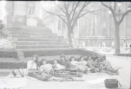 Sentada en la Plaza del Triunfo de muchachos de la Ciudad Juvenil – 03