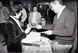 Aurora León durante la jornada electoral del 27 de noviembre de 1980 – 34