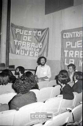Acto de la Organización por la Liberación de la Mujer por el 8 de marzo en un teatro