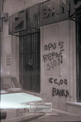 Pintadas en el Banco Popular Español en contra de los despidos y el OPUS – 01