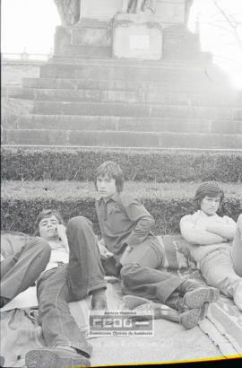 Sentada en la Plaza del Triunfo de muchachos de la Ciudad Juvenil – 01