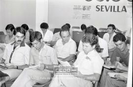 Delegados sindicales recibiendo un cursillo impartido por Vicente Sanchís