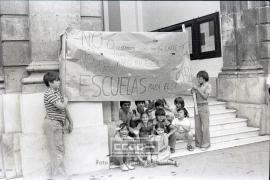 Concentración ante el Ayuntamiento exigiendo escuelas públicas – 06