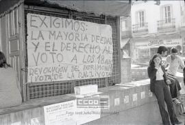 Carteles y jóvenes exigiendo la mayoría de edad y derecho al voto a los 18 años y anunciando e...