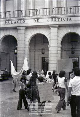 Manifestación de mujeres en solidaridad con compañeros de empresas en crisis - Foto 11