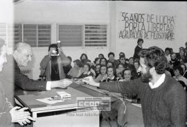 El dirigente comunista Manuel Delicado entregando carnés del PCE a universitarios – 04