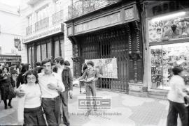 Militantes de la Unión de Juventudes Comunistas de España repartiendo folletos pidiendo la mayo...