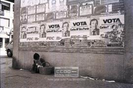 Niña indigente ante carteles pidiendo el voto en las elecciones constituyentes del 15 de junio d...