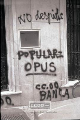 Pintadas en el Banco Popular Español en contra de los despidos y el OPUS – 02