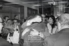 Llegada de Alejandro Rojas Marcos al aeropuerto de Sevilla procedente del destierro – 11
