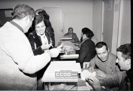 Aurora León durante la jornada electoral del 27 de noviembre de 1980 – 15
