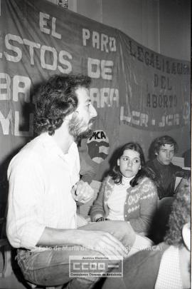 Acto de la Organización por la Liberación de la Mujer por el 8 de marzo en un teatro