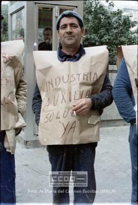 Concentración de trabajadores de las empresas auxiliares de Astillero protagonistas de un encierro