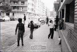Niños jugando en la calle y coches acccidentados – Foto 4