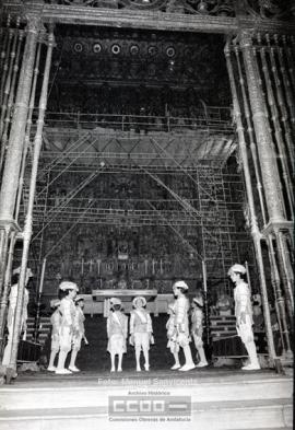 Seises bailando en la Catedral de Sevilla – Foto 1