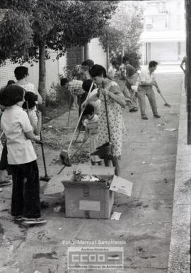 Personas limpiando las afueras de un local – Foto 22