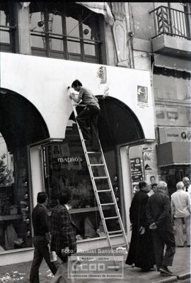 Retirada de carteles de Fuerza Nueva de los comercios – Foto 3