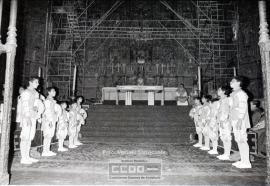 Seises bailando en la Catedral de Sevilla – Foto 4