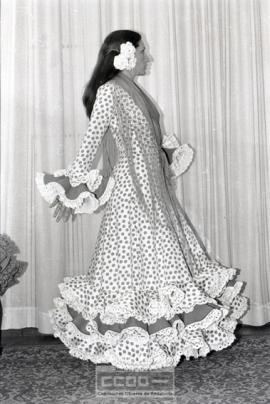 Mujeres posando con traje de flamenca - Foto 06