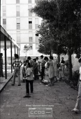 Personas limpiando las afueras de un local – Foto 12