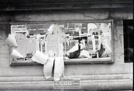 Retirada de carteles de Fuerza Nueva de los comercios – Foto 1