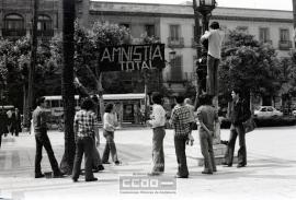 Jóvenes colgando el cartel &quot;Amnistía total&quot; en la plaza Nueva – Foto 3