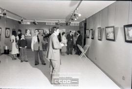 Público observando una exposición de pintura – Foto 9