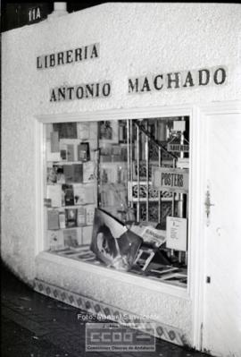 Atentado contra la librería Antonio Machado – Foto 10