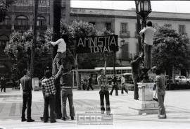 Jóvenes colgando el cartel &quot;Amnistía total&quot; en la plaza Nueva – Foto 2