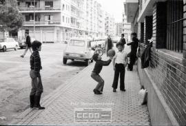 Niños jugando en la calle y coches acccidentados – Foto 5
