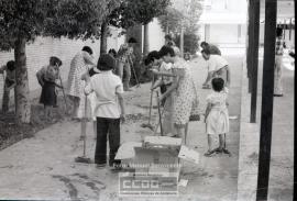 Personas limpiando las afueras de un local – Foto 26