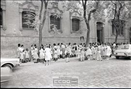 Madres y niños entrando en un colegio – Foto 16