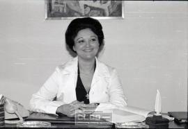 Retrato de mujer en mesa de trabajo – Foto 4