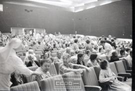 Mujeres en Salón de actos – Foto 2