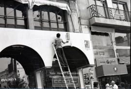 Retirada de carteles de Fuerza Nueva de los comercios – Foto 2
