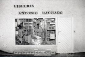 Atentado contra la librería Antonio Machado – Foto 1
