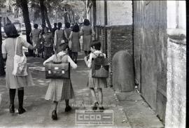 Niños dirigiéndose al colegio – Foto 7