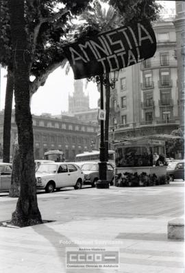 Jóvenes colgando el cartel &quot;Amnistía total&quot; en la plaza Nueva – Foto 4
