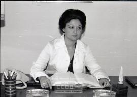 Retrato de mujer en mesa de trabajo – Foto 1