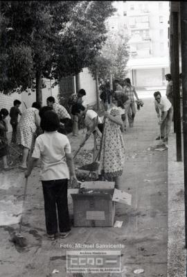 Personas limpiando las afueras de un local – Foto 24