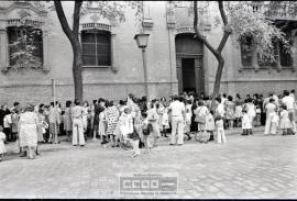 Madres y niños entrando en un colegio – Foto 14
